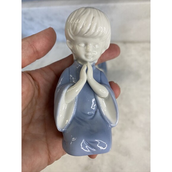 Vintage Pair Praying Children Boy Girl Blue White Porcelain Figurines - Picture 2 of 9